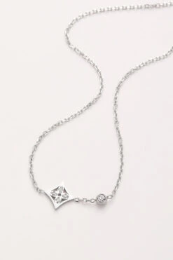 Halskette Glamorous Flower 16 Halskette Glamorous Flower -Meinekette Verkäufe 0M4A3336