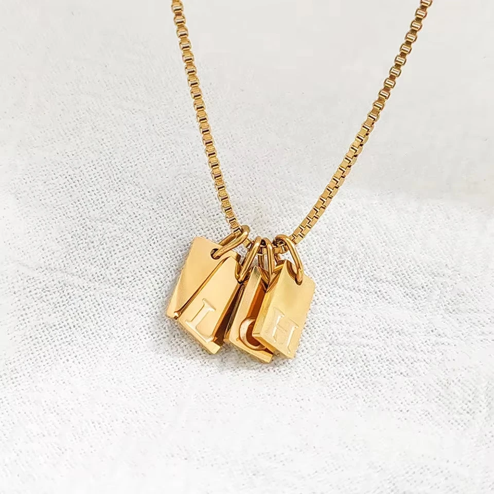 Plaid Letter Halskette 3 Plaid Letter Halskette – Bild 3